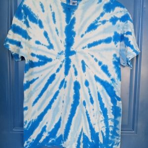 Girls Medium-size blue tie dye tee shirt.